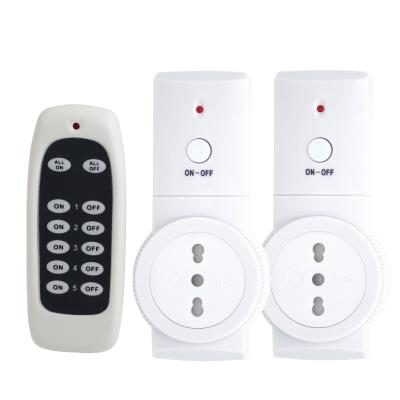 China Residential / General Purpose 2+1 RF Plug In Switch Italy Socket Wireless Remote Control Socket for sale