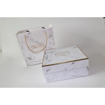 China New Recycled Simple Set of Carry Box Type White Cardboard Gift Box Gift Bag Good Quality Material Design for sale