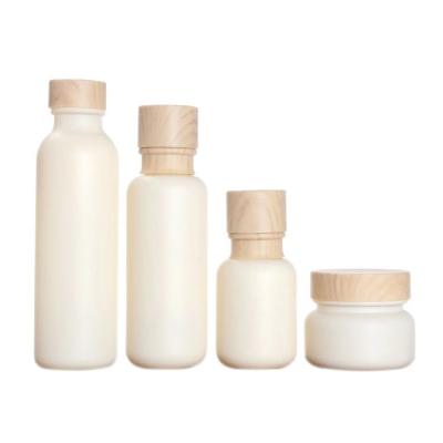 China 110ml 47/400 Screw Cap Glass Cosmetic Bottles Jars With Bamboo Lids 47mm for sale