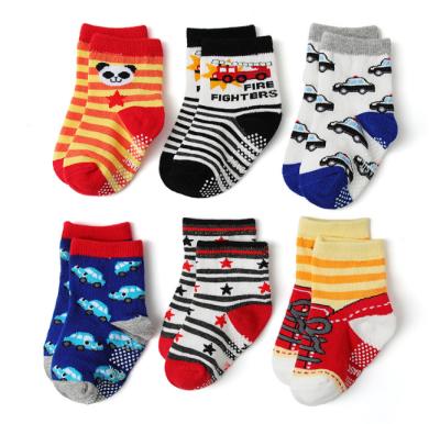 China Custom Logo Kids Funny Flashing Comfortable Cotton Sporty Cartoon Design Non Slip Boys Teen Socks for sale