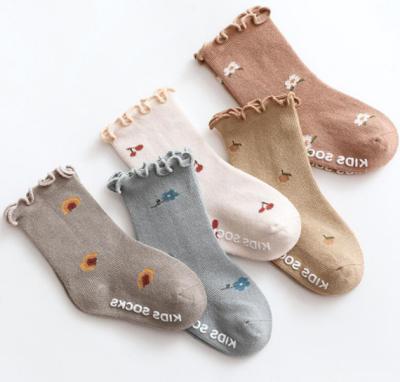 China Newborn sporty cartoon baby socks for boy rubber bottom kids casual custom kitted non slip sock for sale