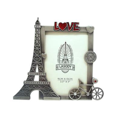 China Eiffelturm-Andenken-Metallrechteck-Bilderrahmen 3.5*5inch Paris mit Bergkristall-Liebe zu verkaufen