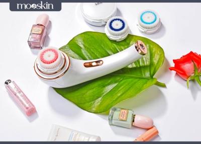 China Escova de limpeza sônico do limpador facial de várias velocidades do poder de Mooskin com as 14 almofadas de formação de espuma à venda