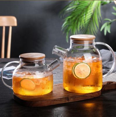 China Hot Sale 1000ml Handmade Heat Resistant Clear Borosilicate Glass Water Jar Stored With Wooden Lid for sale