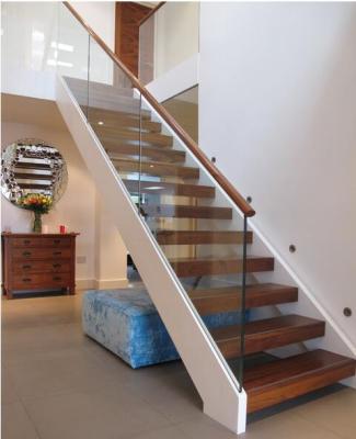 China Modern Tempered Glass Balustrade With Double Stringer Wood Treads Staircase With Straight Spindles for sale