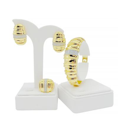 China Exquisite women's latest design fashionable and generous luxury and noble fashion 18K gold-plated bracelet set for sale