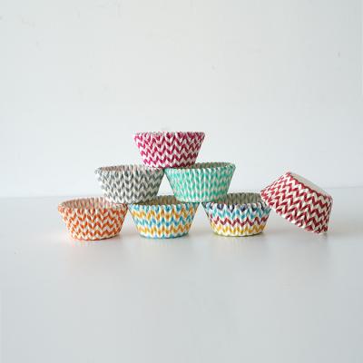 China Disposable Roll Cupcake Wrapping Cups Chevron Paper Baking Liners for sale