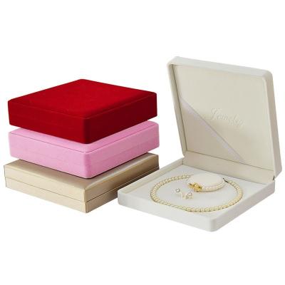 China Caja de empaquetado de la joyería de cuero de la joyería de la PU de la caja del traje de los pendientes de la pulsera de la caja del collar de la perla del paño de alambre en venta