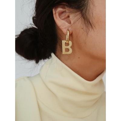 China Trendy 18k Gold Letter Circle Earrings Letter B Charm Earrings Gold Alphabet Earrings for sale