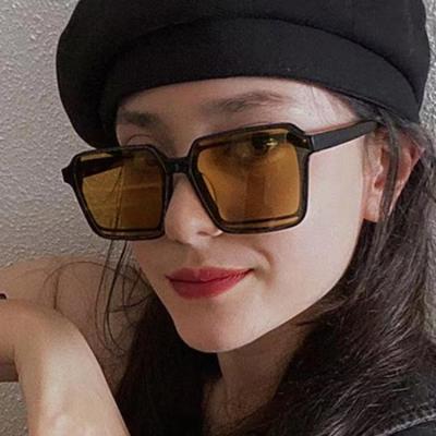 China Oversized Chain Leg Sunglasses Women 2021 New Square Fashion Sunglasses GGKD98073 for sale