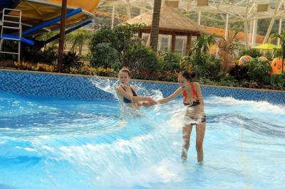 Chine Piscine artificielle surfante de vague de parc aquatique d'équipement de piscine de vague de jet d'air de 4000 Sqm grande à vendre