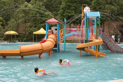 Chine Les enfants arrosent le terrain de jeu avec la glissière d'eau et arrosent des jouets pour la maison de l'eau à vendre