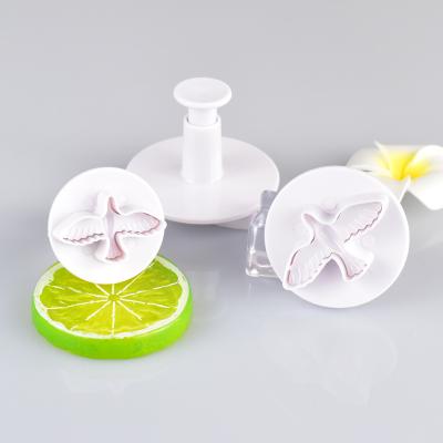 China Sustainable DIY 3Pcs Set Tools Animals Pigeon Shape Spring Christmas Cookie Plastic Baking Mold for sale