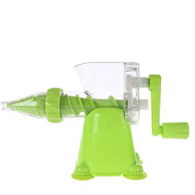 China Sustainable kitchen tableware plastic fruit manual juicer, hand juicer machine for sale