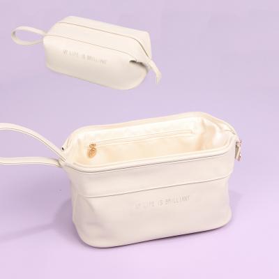 China Customized durable high quality leather toiletry bag with logo genuine leather cosmetic bag for sale