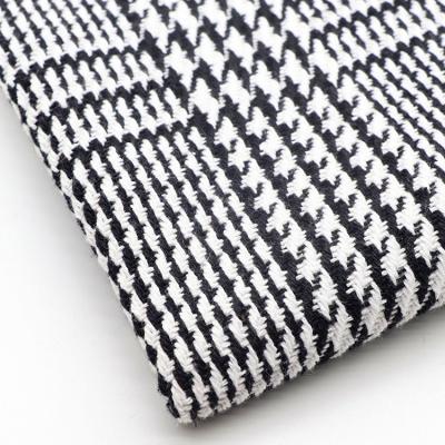 China Wholesale classic organic black white yarn dyed 100% polyester plaid jacquard woven tweed fabric for coat for sale