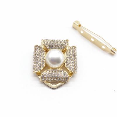 China Minimalist Luxury Gold Plated Daily Life Ladies Brooch Pin With Brick for sale