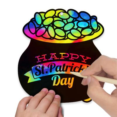 China New American Style Children's St. Patrick's Day Scratch-Painting Green Hat Clover Decoration Colorful Scratch Paper Set for sale