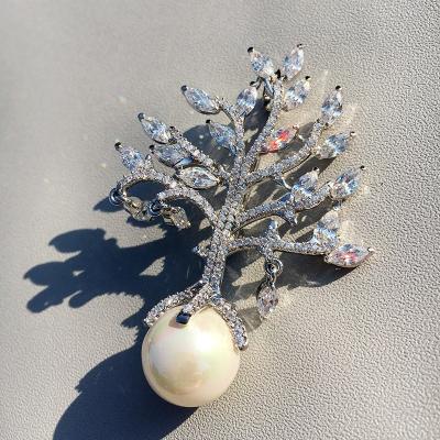 China New Design Europe Retro Chtismas Gift Pearl Brooch Fashion Verstile Pearl Brooch for sale