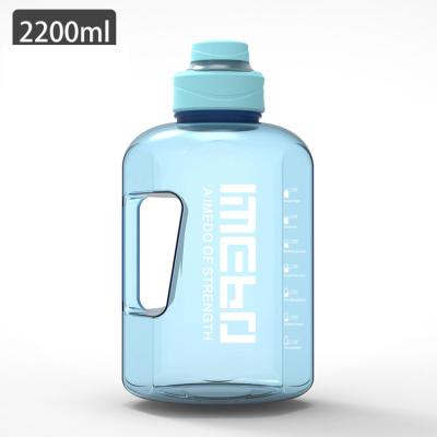 China Amazon Sustainable Water Bottle 75oz With Extra Large Straw Lid BPA Free Leakproof Hydration Water Drinking Bottle For Training for sale