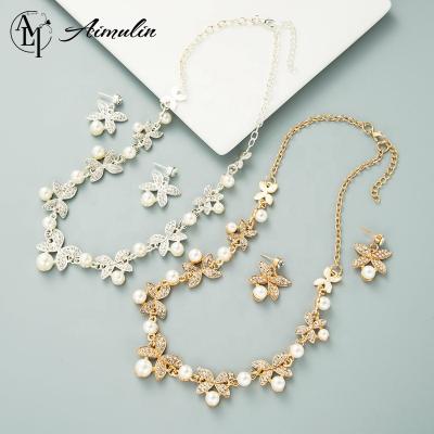 China Popular FASHIONABLE Gold Foil Butterfly Necklace Inlaid Pearl Diamond Earrings Necklace Set Accessories Necklace Suit for sale