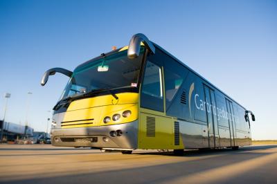 China O baixo assoalho de 102 passageiros transporta o ônibus do passageiro do aeroporto com o assoalho de borracha antiderrapante à venda