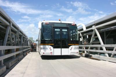 China Professionelles breites Leergewicht des Körper-Asphalt-Zug-Flughafen-Schutzblech-Bus-12250kgs zu verkaufen