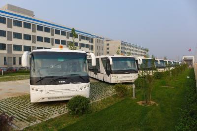 China Internationaler Flughafen-Shuttle-Bus-breiter Körper-Bus mit allgemeiner Lautsprecheranlage DC24V 240W zu verkaufen