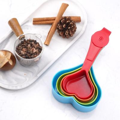 China 4PCS Sustainable Heart Shaped Plastic Measuring Cups Kitchen Measuring Baking Tools Measuring Cups for sale