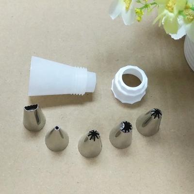 China Stainless Steel Stocked Icing Nozzles Cake Decorating Kit Include Nozzle Tips Polyethylene Pastry Bag Use For Decorating Cupcakes Pie for sale