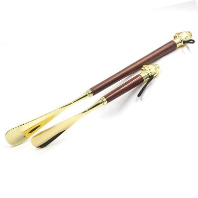 China Comvarious Lion Metal Long Shoehorse Stainless Steel Luxury Shoe Horn Shoespooner Schlipp Berate With Beech Axle for sale