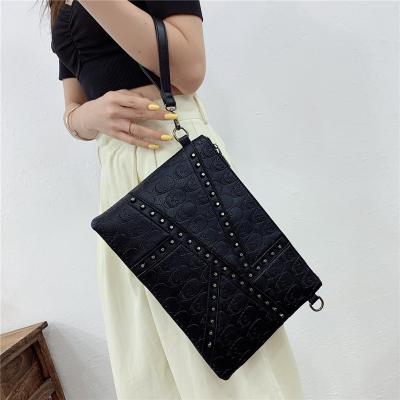 China Fashion Vintage Rivet Women Clutches PU Leather Cross - Body Bags Luxury Skull Envelope Clutch Purse Black Wrist Phone Bag for sale