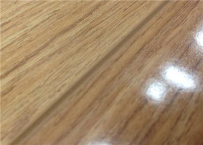 China Suelo de madera rústico del alto surco brillante de V, pisos de madera flotantes de Brown HDF en venta