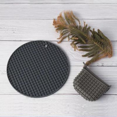 China Oven Home Kitchen Silicon Mat Checkered Shape Tripod and Clipper Set Hot Selling Pot Holder for sale