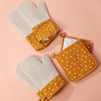 China Customizable Heat Insulation Non-slip Kitchen Silicone Wave Dot Printed Anti-hot Microwave Cooking Oven Mitts Potholder Set for sale