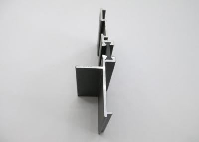 Chine Les extrusions en aluminium de cadre de porte Bifold noir de portes/fenêtre poncent la surface de souffle traitant 6063-T5 à vendre