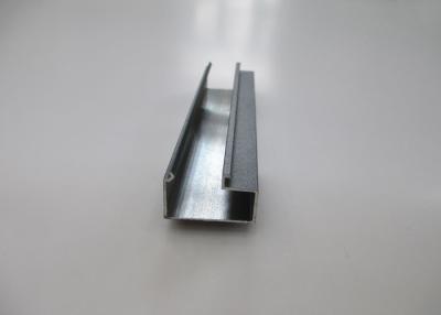 Chine En dehors de l'extrusion en aluminium encochée, les extrusions en aluminium de rail ont adapté 6063 séries à vendre