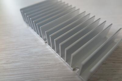 China 6063 hoge Macht Zilveren Aluminium Uitgedreven Heatsink, Groot Aluminium Heatsink Te koop