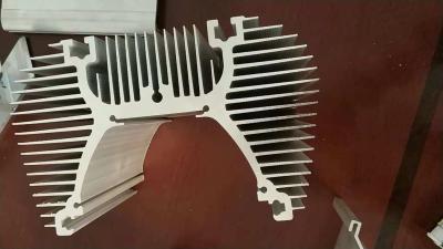 China Vertakkende Vorm/de Tubulaire Profielen van Aluminiumheatsink met het Onttrekken van Gaten Te koop