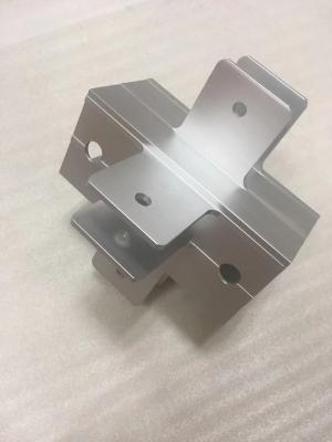 China Cnc-maschinell bearbeitende Aluminiumklammer mit Bohrloch-Silber anodisierter silberner Farbe zu verkaufen