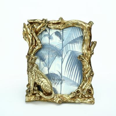 China Handmade Custom Picture Vintage Resin Carve Gold Photo Frame With Frame In Animal Shape for sale