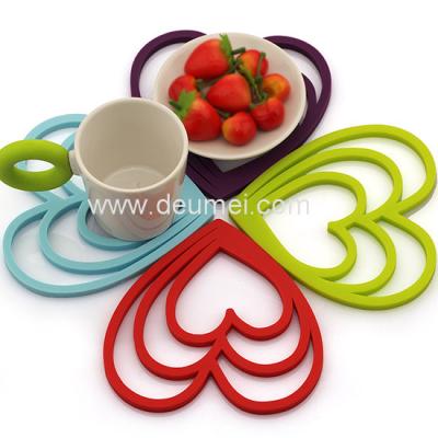 China Deumei Eco-friendly Heart Shape Silicone Trivet Mat/Customized 3 Heart Silicone Placemat for sale