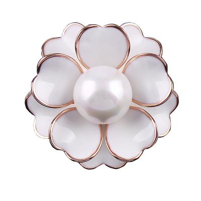 China Fashionable Women's 18K Gold Plated Lightweight Luxury Bridal Jewelry Diy Wedding Large Vintage Pearl Brooch Camellia Flower Brooch for sale