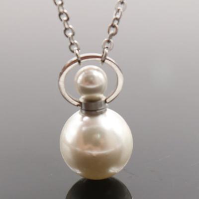 China Fashionable Silver Color Faux Pearl Perfume Bottle Pearl Necklace Charm Dangle Baroque White Pearl Dangle Necklace for sale