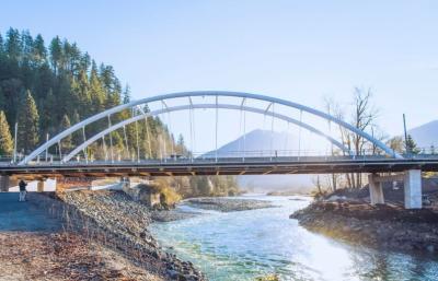 China Stahlbogen-Balkenbrücke-ununterbrochenes Platten-Wetter AISI Q355 beständig zu verkaufen