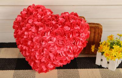 China Gran rojo del regalo los 35cm del corazón de la forma de la almohada del diseño floral del corazón de la muñeca color de rosa creativa del cusion en venta