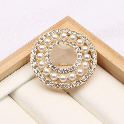 China Retro Small Round Pearl Daily Life Fragrance Suit Cheongsam Brooch Feminine Soft Pin French Multilayer Double C Brooch for sale