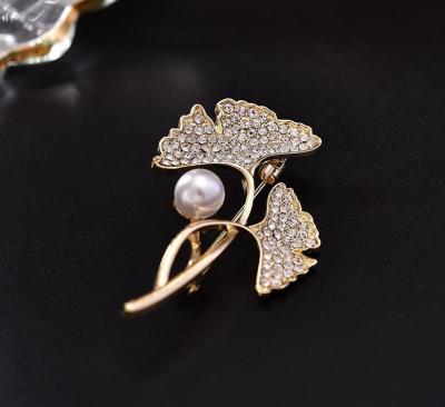 China Daily life brooch atmosphere female ginkgo leaf pearl micro inlaid full diamond pin costume coat bodice autumn and winter ornament for sale