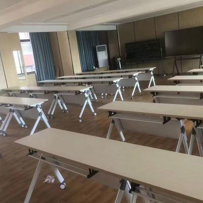 Cina Tavolo di allenamento pieghevole in legno Sala di classe Scrivania per studenti pieghevole in vendita