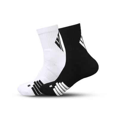 China Custom Made Jacquard Athletic Men's Sports Anti Grip Socks QUICK DRY Running Socks Football Compression Basketball Socks for sale